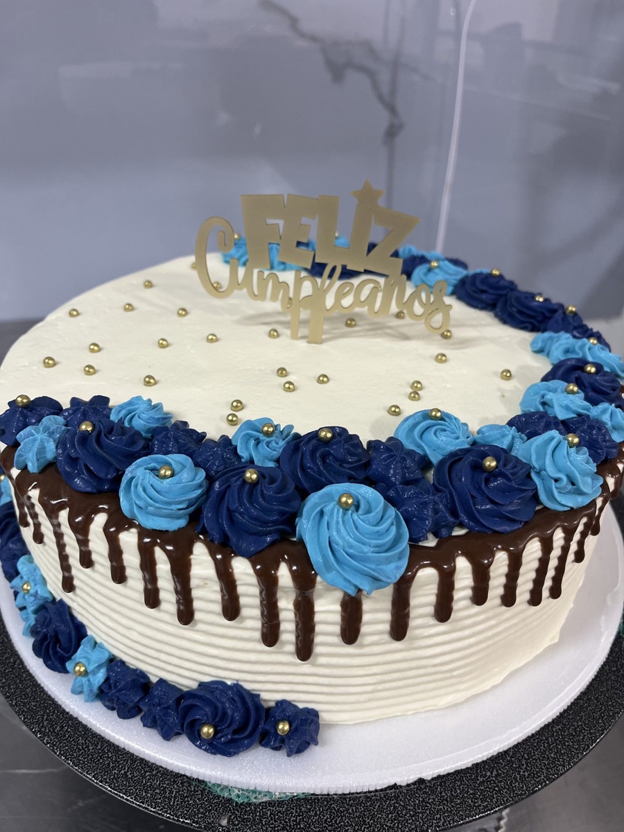 Pastel de celebración con flores de crema